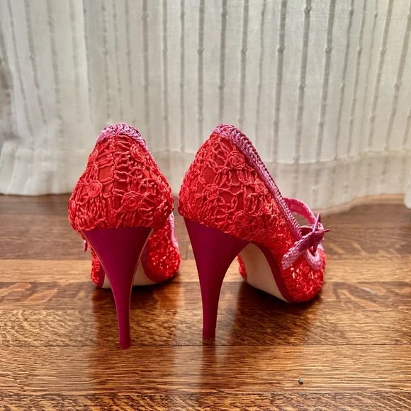 Elegant Red Knit Women's Heels - Picture 4 of 6